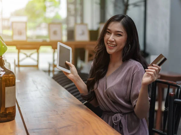 Счастливая Женщина Использующая Кредитную Карту Покупок Онлайн Планшетом Кафе — стоковое фото