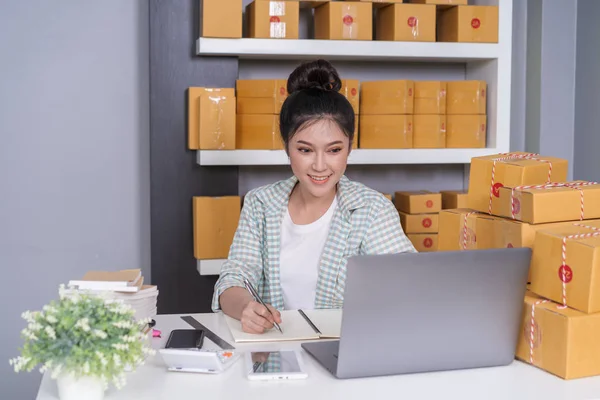 ホーム オフィスのお客様への配信に備えてチェック ボール 中小企業ビジネス オンラインで注文を書く若い女性起業家 — ストック写真