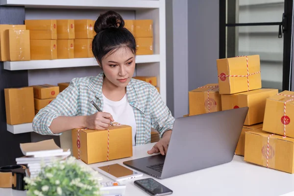 オンライン中小企業経営者 女性ラップトップ コンピューターで作業準備宅配ボックス顧客への提供のため — ストック写真