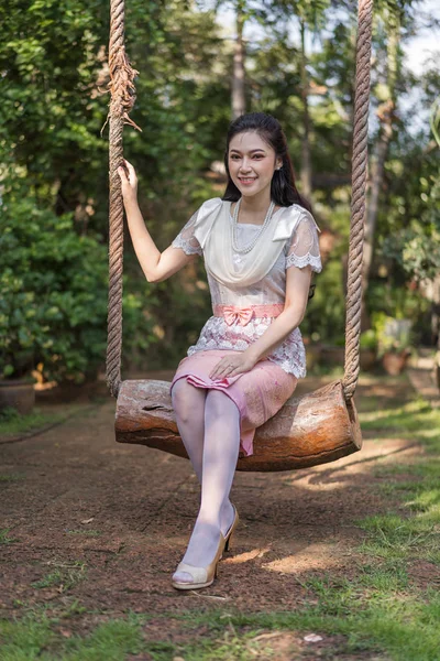 Felice Giovane Donna Abito Tradizionale Tailandese Rilassante Altalena Legno — Foto Stock