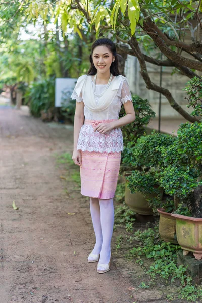 Porträtt Vacker Ung Kvinna Thailändska Traditionella Klänning — Stockfoto