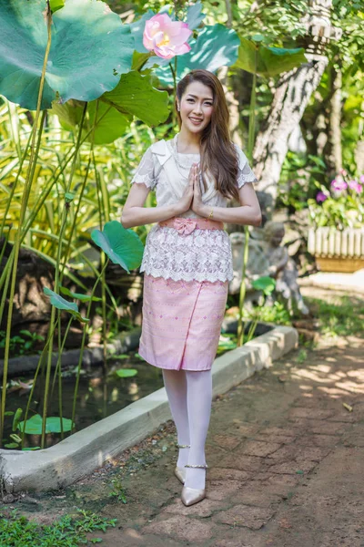 タイの伝統的なドレスの美しい若い女性は有料の尊重 — ストック写真