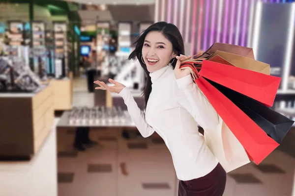 Εύθυμη Νεαρή Γυναίκα Κρατώντας Την Τσάντα Για Ψώνια Εμπορικό Κέντρο — Φωτογραφία Αρχείου