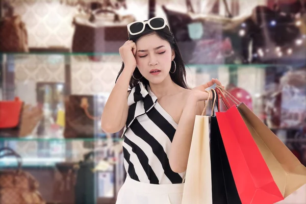 Mujer Joven Estresada Sosteniendo Bolsa Compras Centro Comercial —  Fotos de Stock