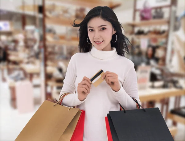 Mujer Feliz Sosteniendo Tarjeta Crédito Bolsa Compras Centro Comercial —  Fotos de Stock