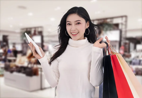 Jonge Vrouw Winkelen Het Gebruik Van Digitale Tablet Winkelcentrum — Stockfoto