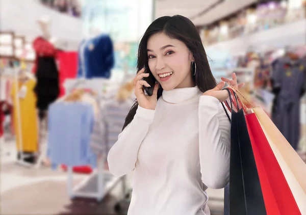Mujer Hablando Teléfono Inteligente Sosteniendo Bolsas Compras Centro Comercial —  Fotos de Stock