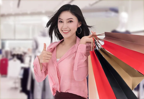 Vrouw Met Duimen Omhoog Winkelen Het Winkelcentrum — Stockfoto