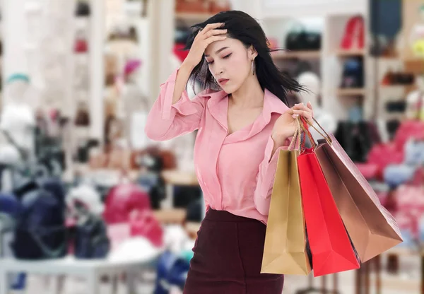 Mulher Estressada Segurando Saco Compras Shopping — Fotografia de Stock