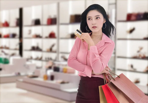 Ψώνια Γυναίκα Σκέφτεται Και Κρατώντας Πιστωτική Κάρτα Στο Εμπορικό Κέντρο — Φωτογραφία Αρχείου