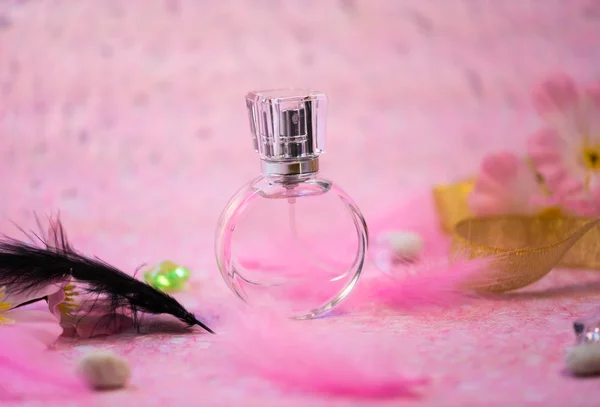 Flaska parfym på rosa bakgrund — Stockfoto