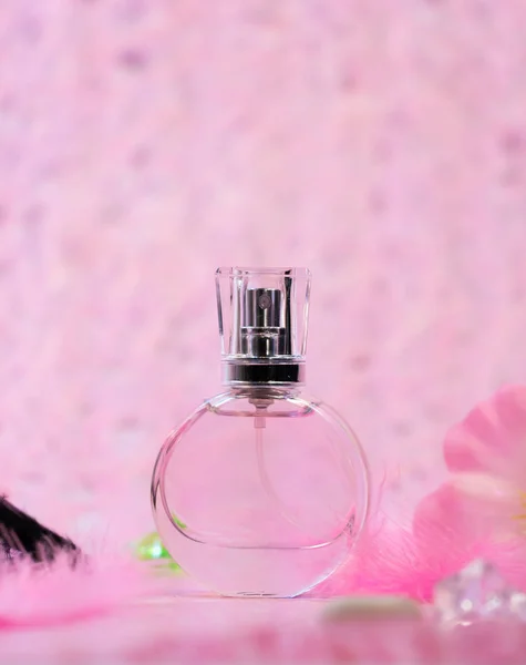 Lahvička parfému na růžovém pozadí — Stock fotografie