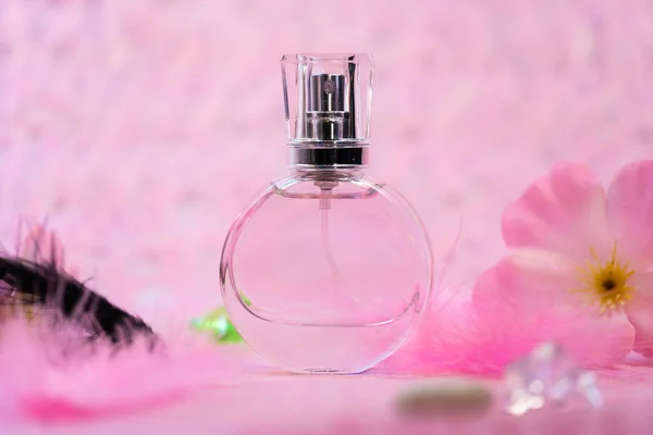 Μπουκάλι με άρωμα σε ροζ φόντο — Φωτογραφία Αρχείου