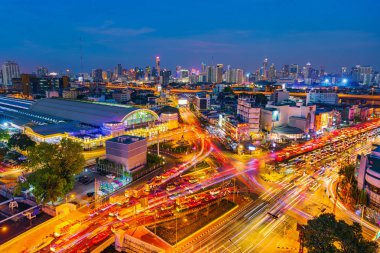 Bangkok, Tayland-Aralık 1, 2018: Hua Lamphong kavşak ve alacakaranlıkta Hua Lamphong Tren İstasyonu, Bangkok, Tayland, Thailand, Rating