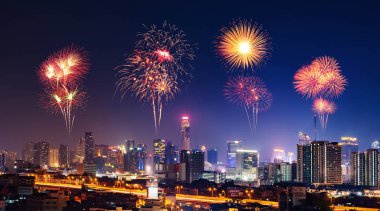 Mutlu yeni yıl havai fişek ışıltı ile Bandkok cityscape geceleri
