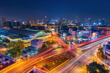Bangkok, Tayland-Aralık 1, 2018: Hua Lamphong kavşak ve Hua Lamphong Tren İstasyonu gece Bangkok, Tayland, Thailand, trafik