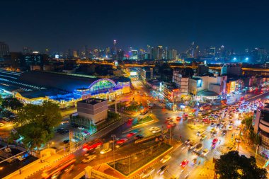 Bangkok, Tayland-Aralık 1, 2018: Hua Lamphong kavşak ve Hua Lamphong Tren İstasyonu gece Bangkok, Tayland, Thailand, trafik