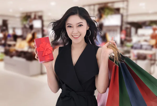 Молода Щаслива Жінка Тримає Подарункову Коробку Сумку Торговому Центрі — стокове фото