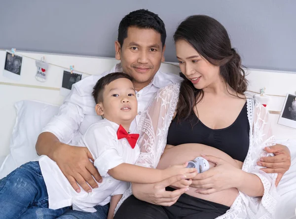 Conceito Família Feliz Mãe Grávida Pai Filho Descansando Cama — Fotografia de Stock