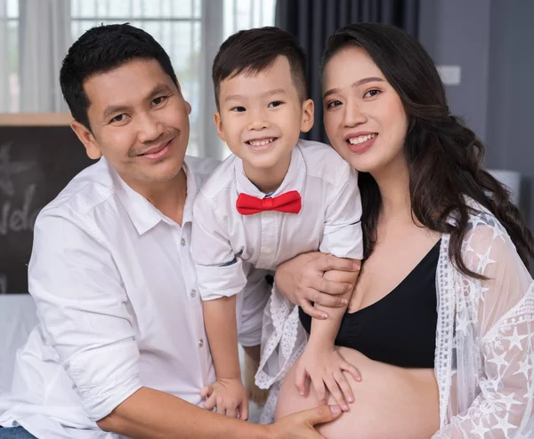 Glückliches Familienkonzept Schwangere Mutter Vater Und Sohn Auf Dem Bett — Stockfoto