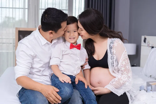 Concepto Familia Feliz Madre Embarazada Padre Besar Niño Cama — Foto de Stock