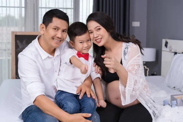 Conceito Família Feliz Mãe Grávida Pai Filho Descansando Cama — Fotografia de Stock