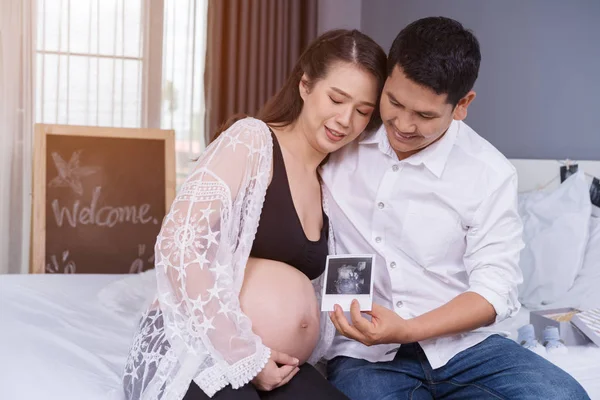 Mulher Grávida Feliz Seu Marido Segurando Ultra Som Foto Varredura — Fotografia de Stock