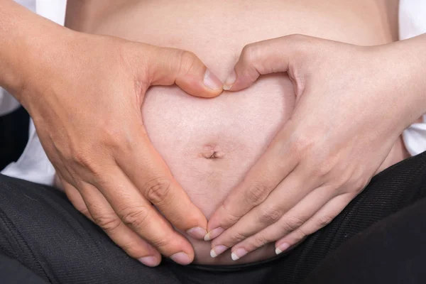 Primer Plano Marido Esposa Embarazada Mostrando Corazón Con Las Manos —  Fotos de Stock