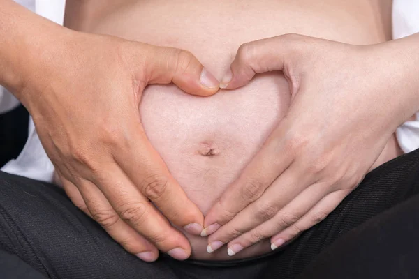 Fechar Marido Sua Esposa Grávida Mostrando Coração Com Mãos — Fotografia de Stock