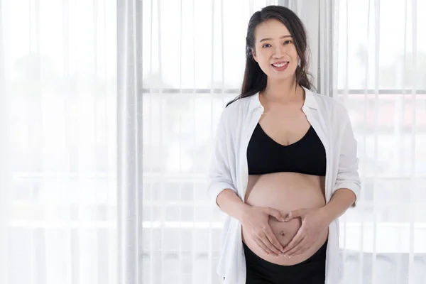 Felice Donna Incinta Che Tiene Mano Forma Cuore Sulla Pancia — Foto Stock