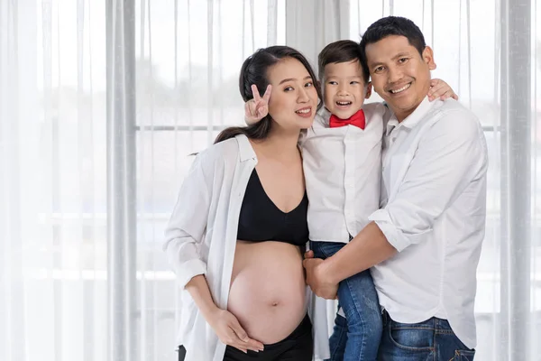 幸福的家庭概念 怀孕的母亲 父亲和儿子拥抱 — 图库照片