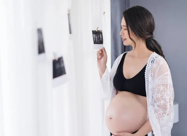 Glücklich Schwangere Suchen Ultraschall Scan Foto — Stockfoto