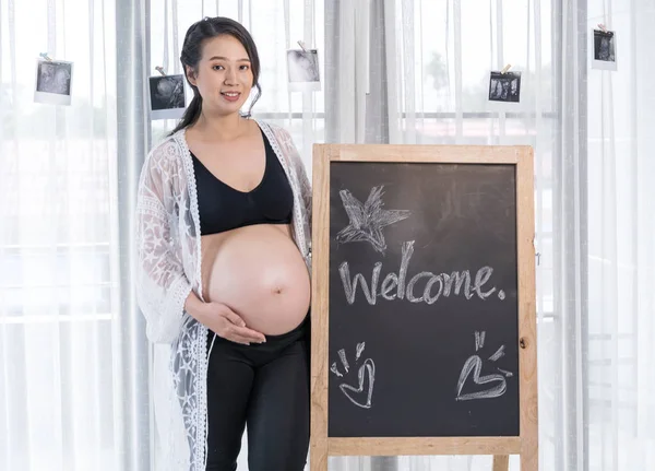 Glückliche Schwangere Mit Willkommensschild — Stockfoto