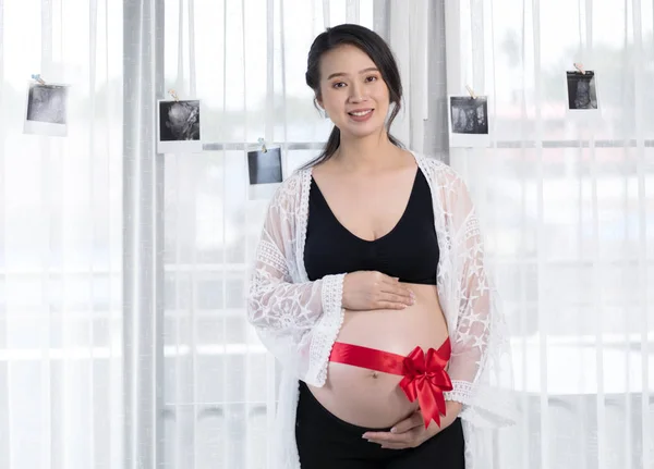 Schwangere Mit Roter Schleife Bauch — Stockfoto