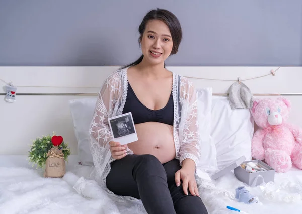 Schwangere Zeigt Ultraschallbild Auf Dem Bett — Stockfoto