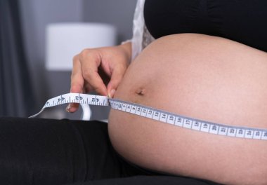 Hamile kadının karnı ölçü bandı ile ölçme