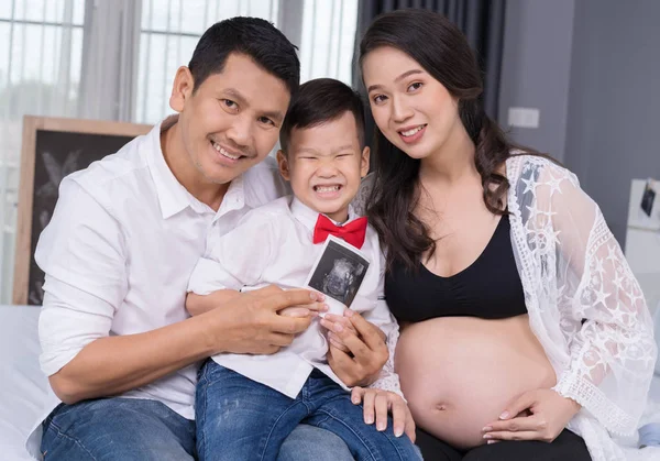 Conceito Família Feliz Mãe Grávida Pai Filho Segurando Ultra Som — Fotografia de Stock