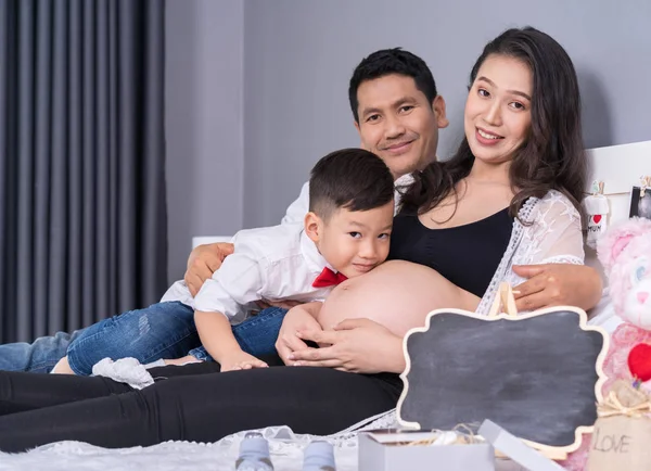 Concepto Familia Feliz Madre Embarazada Padre Hijo Descansando Cama — Foto de Stock