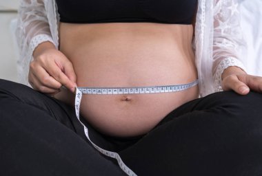 Hamile kadının karnı ölçü bandı ile ölçme