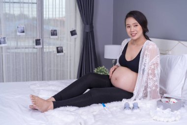 yatakta dinleniyor mutlu hamile kadın