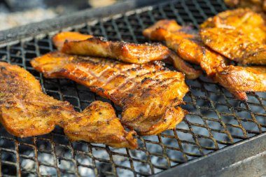 Izgarada domuz pirzolası.