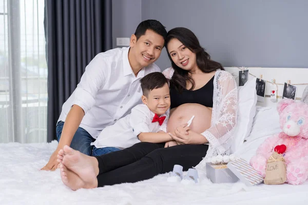 Šťastný Rodinný Koncept Těhotné Matky Otec Syn Těhotenský Test Posteli — Stock fotografie