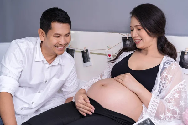 Счастливая Беременная Женщина Муж Смотрят Живот Кровати — стоковое фото