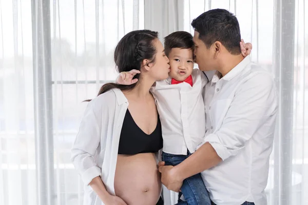 Glückliches Familienkonzept Schwangere Mutter Und Vater Küssen Kleinen Jungen — Stockfoto