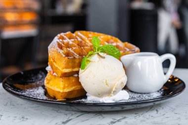 Tablo üzerinde çilek ve vanilyalı dondurma ile gözleme