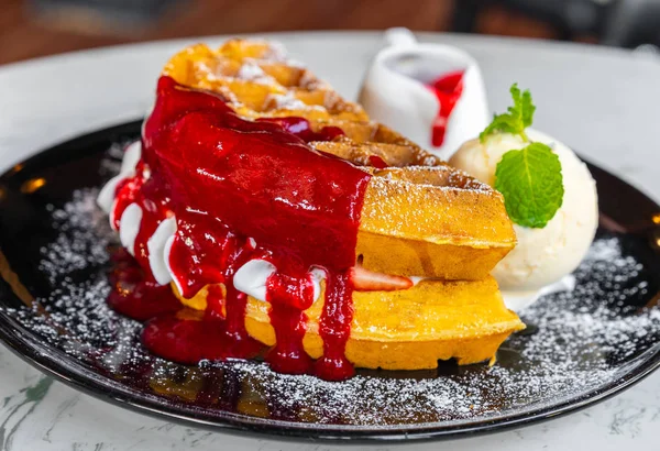 Tablo üzerinde çilek ve vanilyalı dondurma ile gözleme