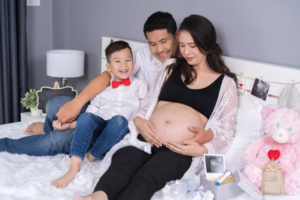 Счастливая Семейная Концепция Беременная Мать Отец Сын Отдыхают Кровати — стоковое фото