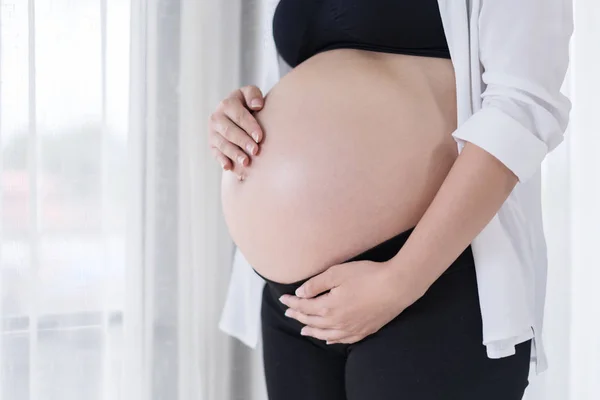 Fechar Barriga Mulher Grávida Com Fundo Janela — Fotografia de Stock