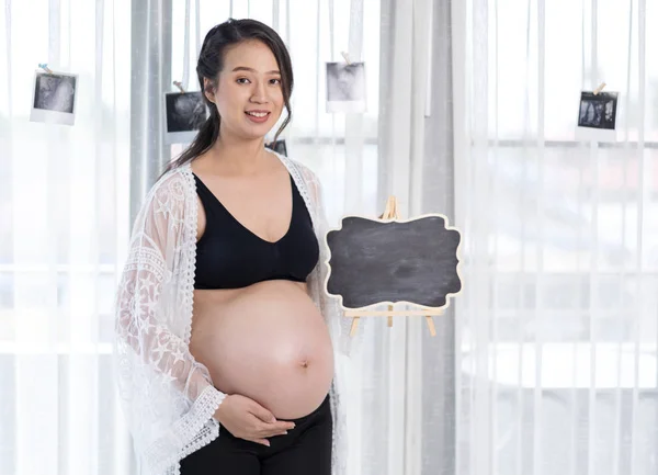 Felice Donna Incinta Con Segno Bianco — Foto Stock