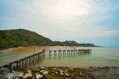 Ahşap tahta iskele Köprüsü'nde Khao Laem Ya Mu Ko Samet Milli Parkı'nda, Rayong Eyaleti, Tayland